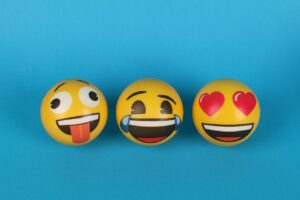 Выбор настроения для подбора фильма: веселье, смех, любовь (эмодзи).